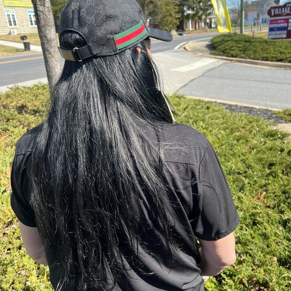 Gucci Black Cap with Iconic Green and Red Accent - Picture 2 of 8